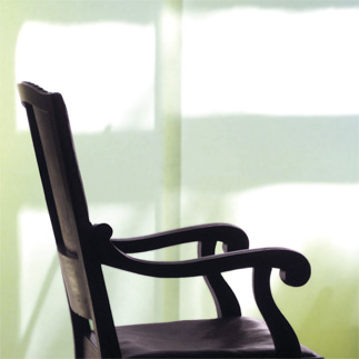 Ein schwarzer Schaukelstuhl von der Seite